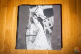 Album de Boda con portada en blanco y negro. Piramidal plata y base en polipiel Negra